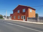 Casa con terraza, patio y bodega en el val, narón