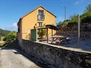 Casa con finca y hórreo en soesto, laxe