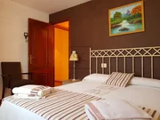 Casa con finca y hórreo en soesto, laxe