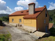 Casa con finca y hórreo en soesto, laxe