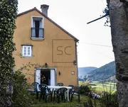 Casa con finca y hórreo en soesto, laxe