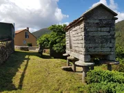 Casa con finca y hórreo en soesto, laxe