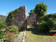 Casa con finca y hórreo en soesto, laxe