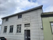 Casa con viviendas independientes, jardín y garaje en joane, ferrol