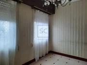 Casa con viviendas independientes, jardín y garaje en joane, ferrol