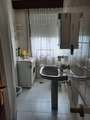 Casa con viviendas independientes, jardín y garaje en joane, ferrol