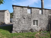 Casa de piedra con anexos en as pontes de garcía rodrígues, as pontes de garcía rodrígues
