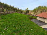 Casa con garaje, patio y finca en cedeira