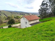 Casa con garaje, patio y finca en cedeira