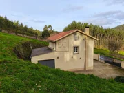 Casa con garaje, patio y finca en cedeira