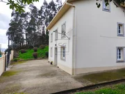 Casa con garaje, patio y finca en cedeira