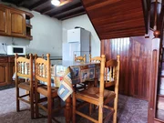 Casa con garaje, patio y finca en cedeira