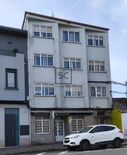 Edificio con local comercial en as pontes