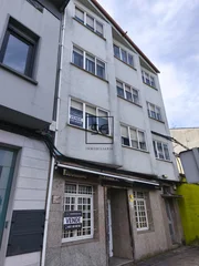 Edificio con local comercial en as pontes