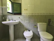 Casa de piedra con hórreo y finca en san sandurniño