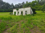 Casa de piedra con hórreo y finca en san sandurniño