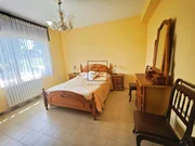 Casa independiente con dos viviendas y finca en Doso, Narón