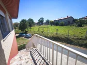 Casa independiente con dos viviendas y finca en Doso, Narón