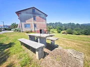 Casa independiente con dos viviendas y finca en Doso, Narón