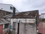Casa con garajes y bodega en Neda.
