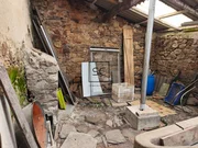Casa con garajes y bodega en Neda.