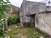 Casa con garajes y bodega en Neda.