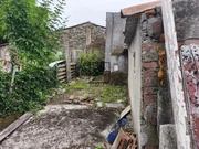 Casa con garajes y bodega en Neda.