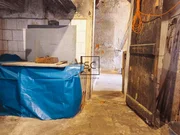 Casa con garajes y bodega en Neda.