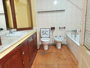 Piso con balcón en el centro, Ferrol.