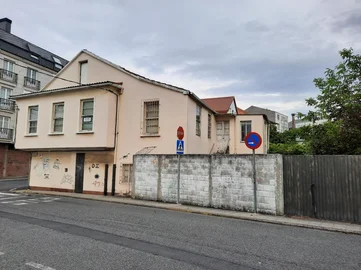 Casa con finca en zona urbana para reformar en santa cecilia, narón