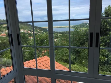 Casa de piedra con vistas al mar en doniños