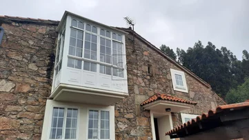 Casa de piedra con vistas al mar en doniños