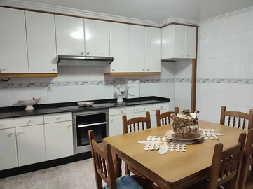 Casa adosada en el centro de ares con terraza y vistas parciales al mar