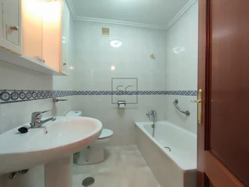 Casa adosada en el centro de ares con terraza y vistas parciales al mar