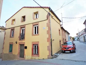 Casa De Pueblo En Venta En Urueñas