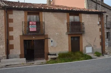 Casa De Pueblo En Venta En Calle Real, 3