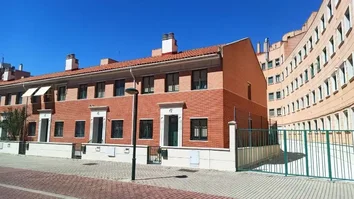 Chalet Pareado En Venta En Calle Almazán, 2