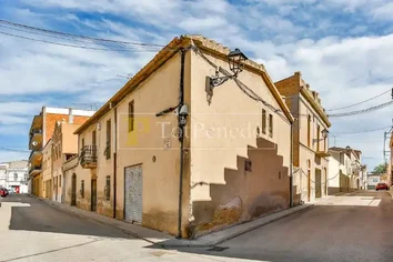 Casa De Pueblo En Venta En Anselm Clavé, 9