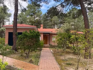 Casa O Chalet Independiente En Venta En Urb. Pinar Jardin -parraces, Marugan