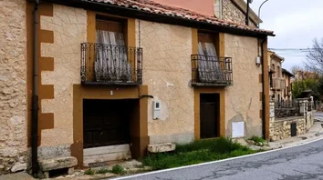 Casa De Pueblo En Venta En Calle Real, 3