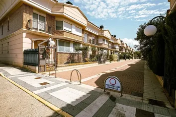 Chalet Adosado En Venta En Calle Cerro San Jorge