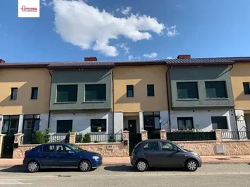 Chalet adosado en venta en calle Fuenteovejuna