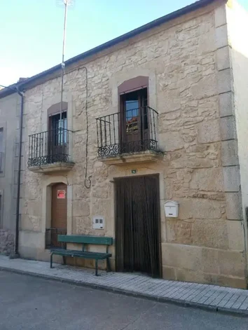 Casa De Pueblo En Venta En Calle Aldeadávila, 4