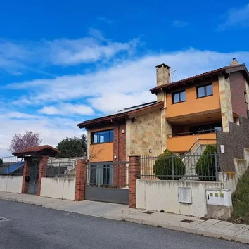 Casa O Chalet Independiente En Venta En Calle Río Eresma, 10