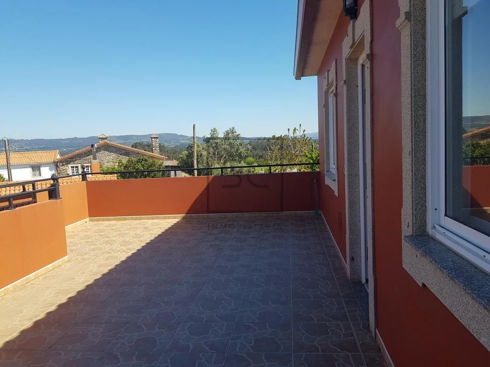 Casa con terraza, patio y bodega en el val, narón