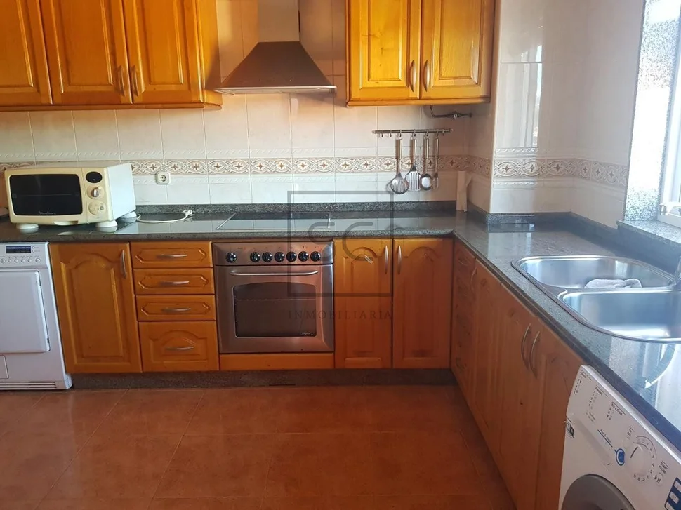 Casa con terraza, patio y bodega en el val, narón