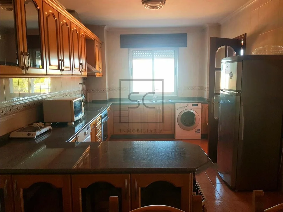 Casa con terraza, patio y bodega en el val, narón