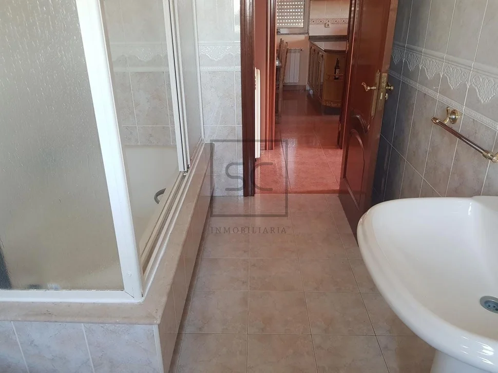 Casa con terraza, patio y bodega en el val, narón