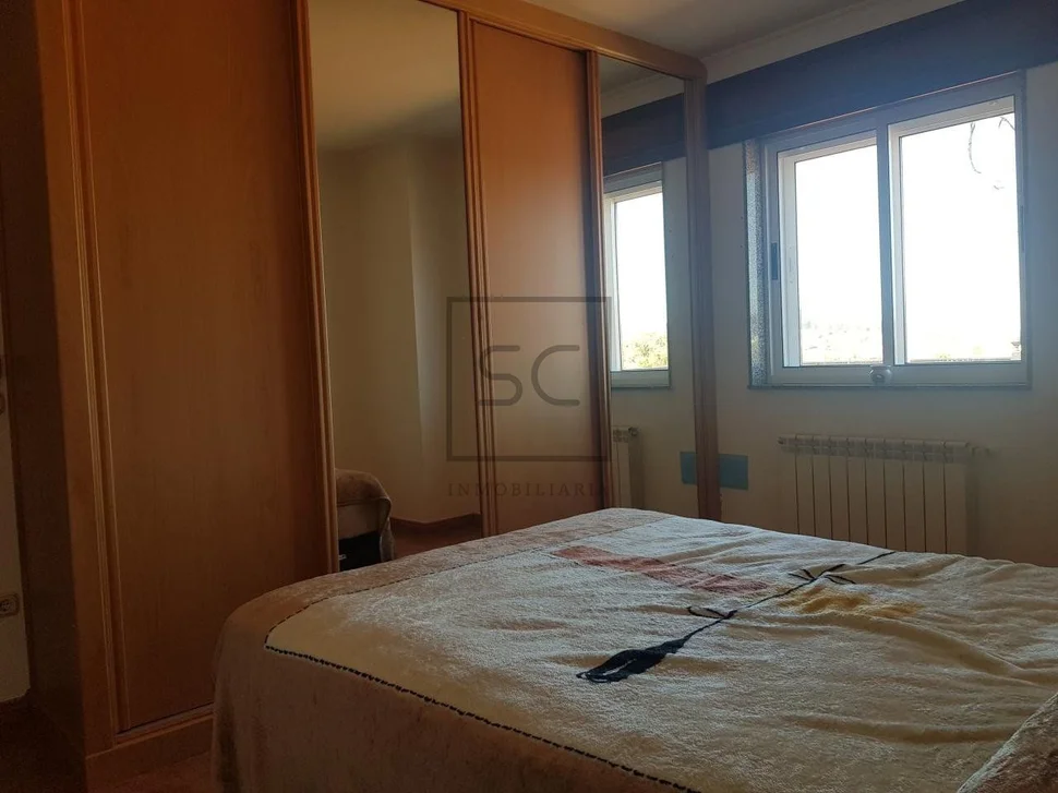 Casa con terraza, patio y bodega en el val, narón