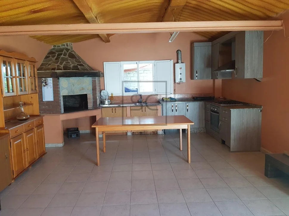 Casa con terraza, patio y bodega en el val, narón